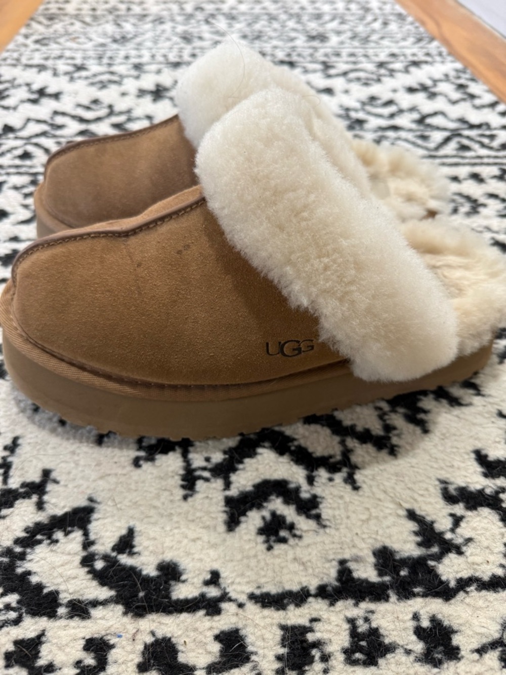 UGG Disquette. Chestnut Suede Slip-On Clogs with Cream Fur